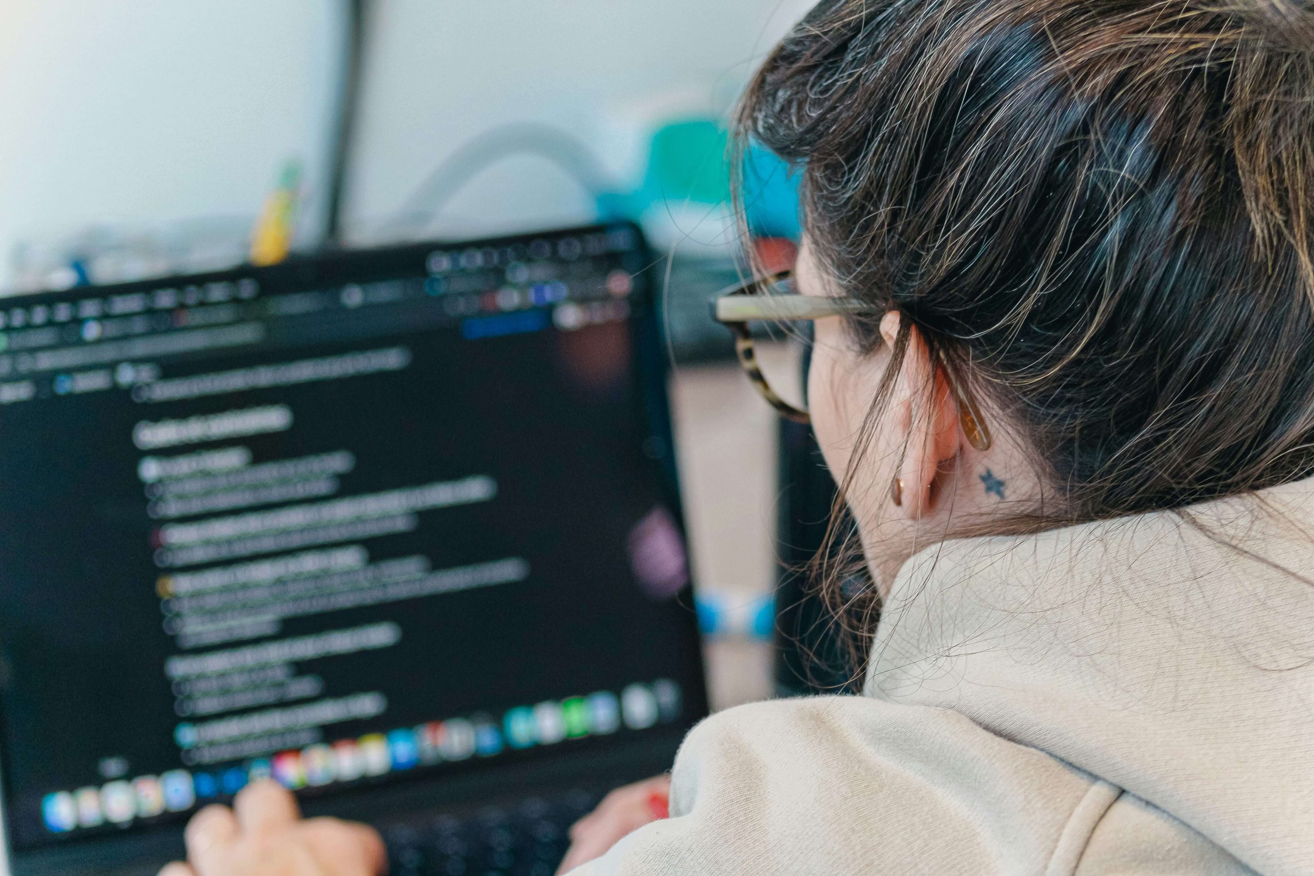 Profesional analizando información en su computadora como parte del uso de un software de pruebas psicométricas en procesos de selección.