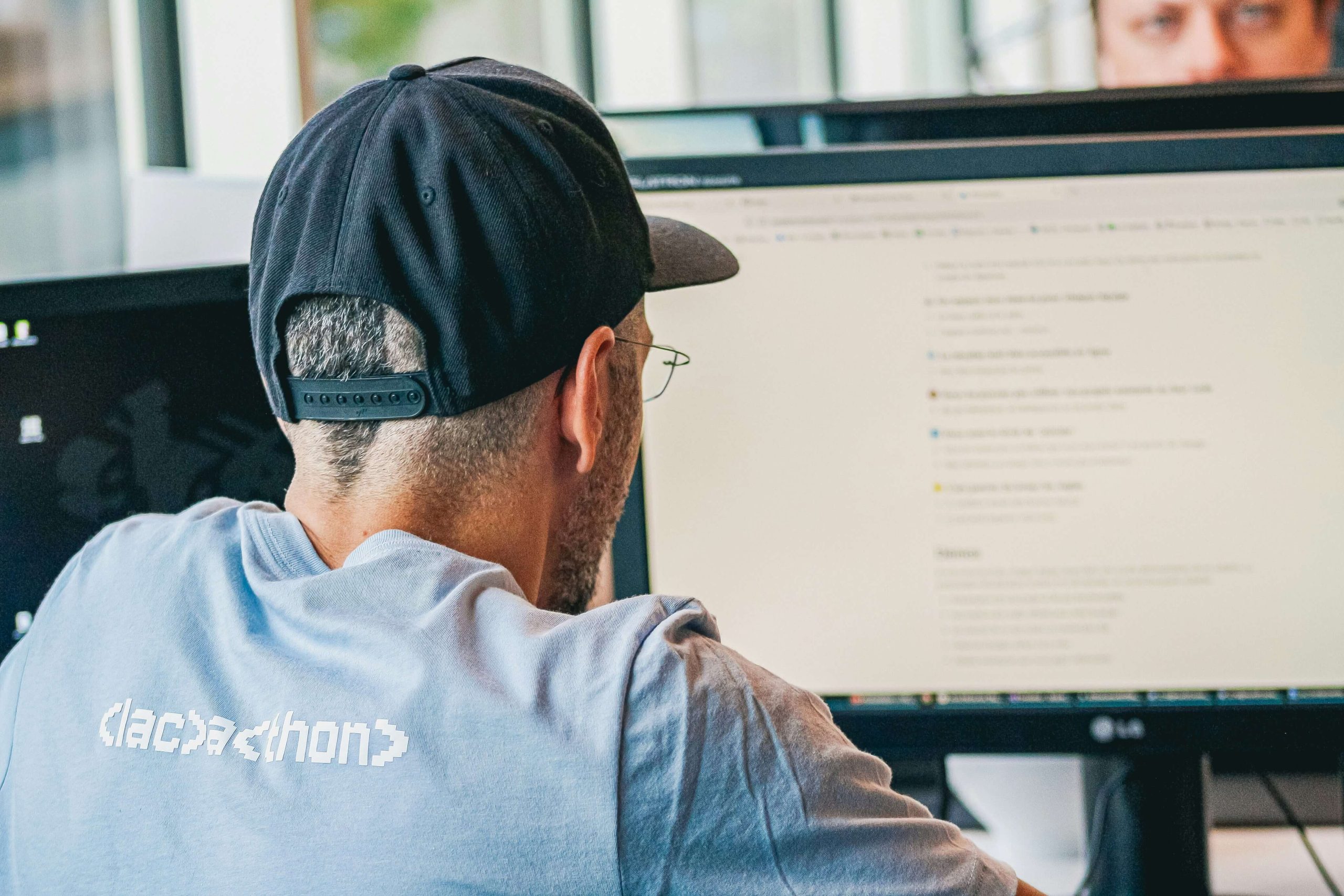 Revisión de datos y resultados en un software de pruebas psicométricas utilizado para evaluar candidatos de forma automatizada.